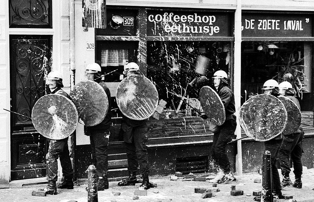 Häuserkampf in den Niederlanden: Der Kampf um die Vondelstraße und die ‘Krönungsrevolte’ auf Tour durch Europa [Teil 3]